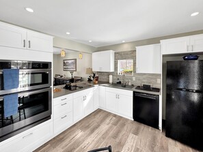 Køleskab, mikrobølgeovn, ovn, kogeplade