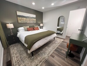 3 chambres, bureau, fer et planche à repasser, lit de bébé portatif