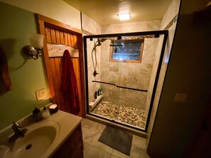 4-Bed Shared Dormitory with Shared Bathroom and Kitchen, Park View, Mountainside | Banheiro compartilhado
