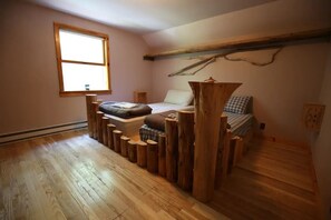 Free WiFi - Upscale Hostel by Lake George & Gore Mtn (Wevertown)