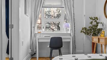 1 habitación, tabla de planchar con plancha, wifi gratis y ropa de cama