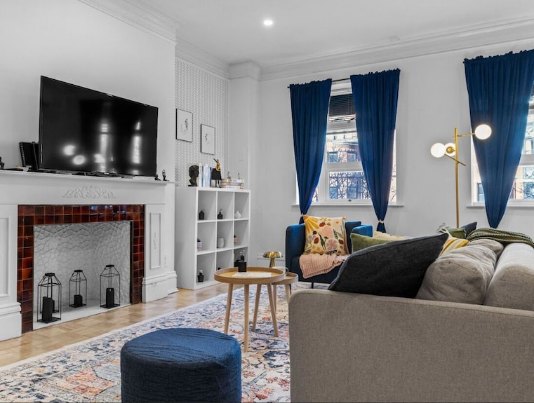 Stylish Back Bay Retreat, Steps From Prudential - Boston, MA