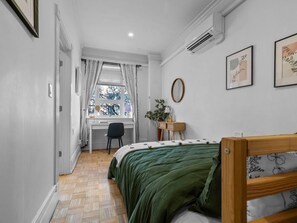 1 bedroom, iron/ironing board, free WiFi, bed sheets - Stylish Back Bay Retreat, Steps from Prudential (Boston)