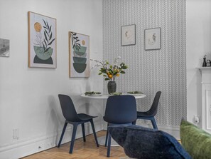 Dining - Stylish Back Bay Retreat, Steps from Prudential (Boston)