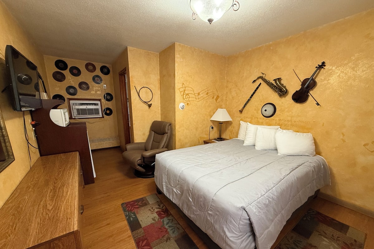 Deluxe Single Room | Free WiFi, bed sheets