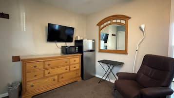 Deluxe Single Room | Free WiFi, bed sheets