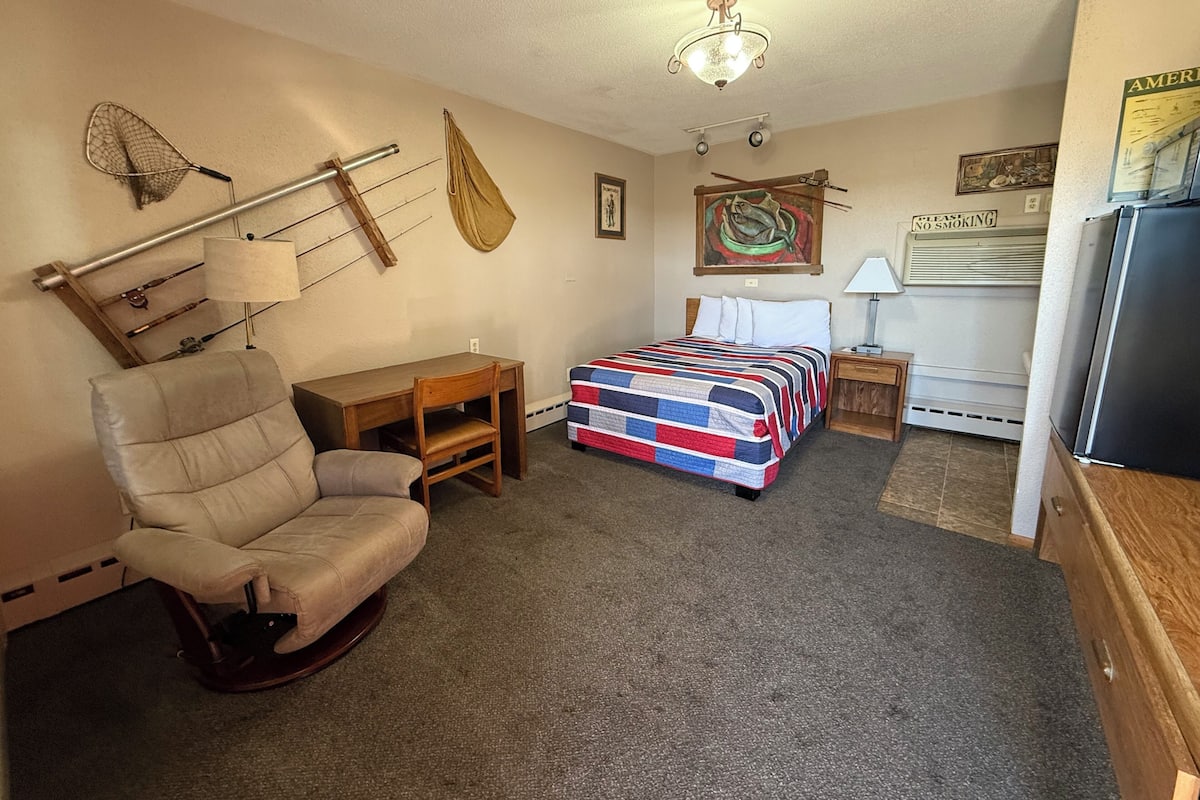 Deluxe Single Room | WiFi (free), bed sheets