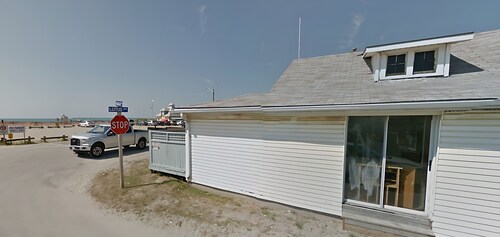 Charming 4-bedroom beach-front cottage Port Stanley with AC, WiFi