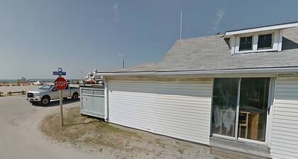 Charming 4-bedroom beach-front cottage Port Stanley with AC, WiFi