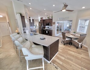 Køleskab, mikrobølgeovn, ovn, kogeplade