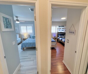 3 makuuhuonetta, työpöytä, silitysrauta/-lauta, vauvan matkasänky