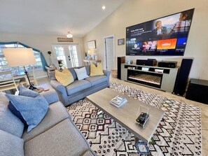 Smart-tv, böcker och en stereo