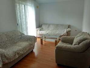 Talo, 3 makuuhuonetta, tupakointi sallittu, parveke | Olohuone