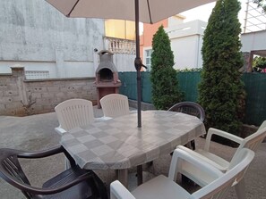 Casa, 3 habitaciones, para fumadores, balcón | Restaurante al aire libre