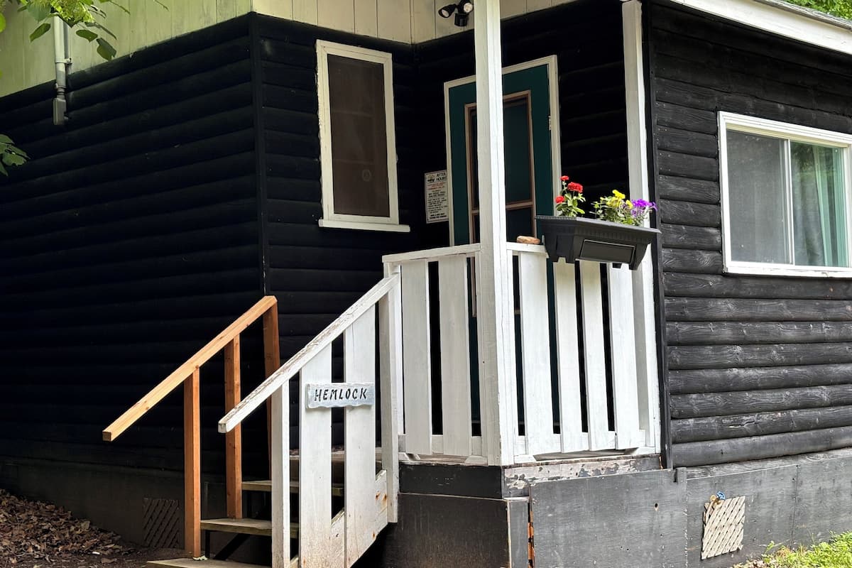 Classic Cottage, 2 Bedrooms, Lake View | 2 bedrooms, free WiFi