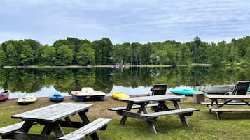 Pantai pribadi, voli pantai, dan berkayak