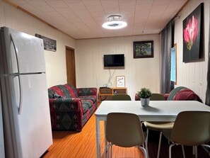 Classic Cottage, 2 Bedrooms, Lake View | Living area