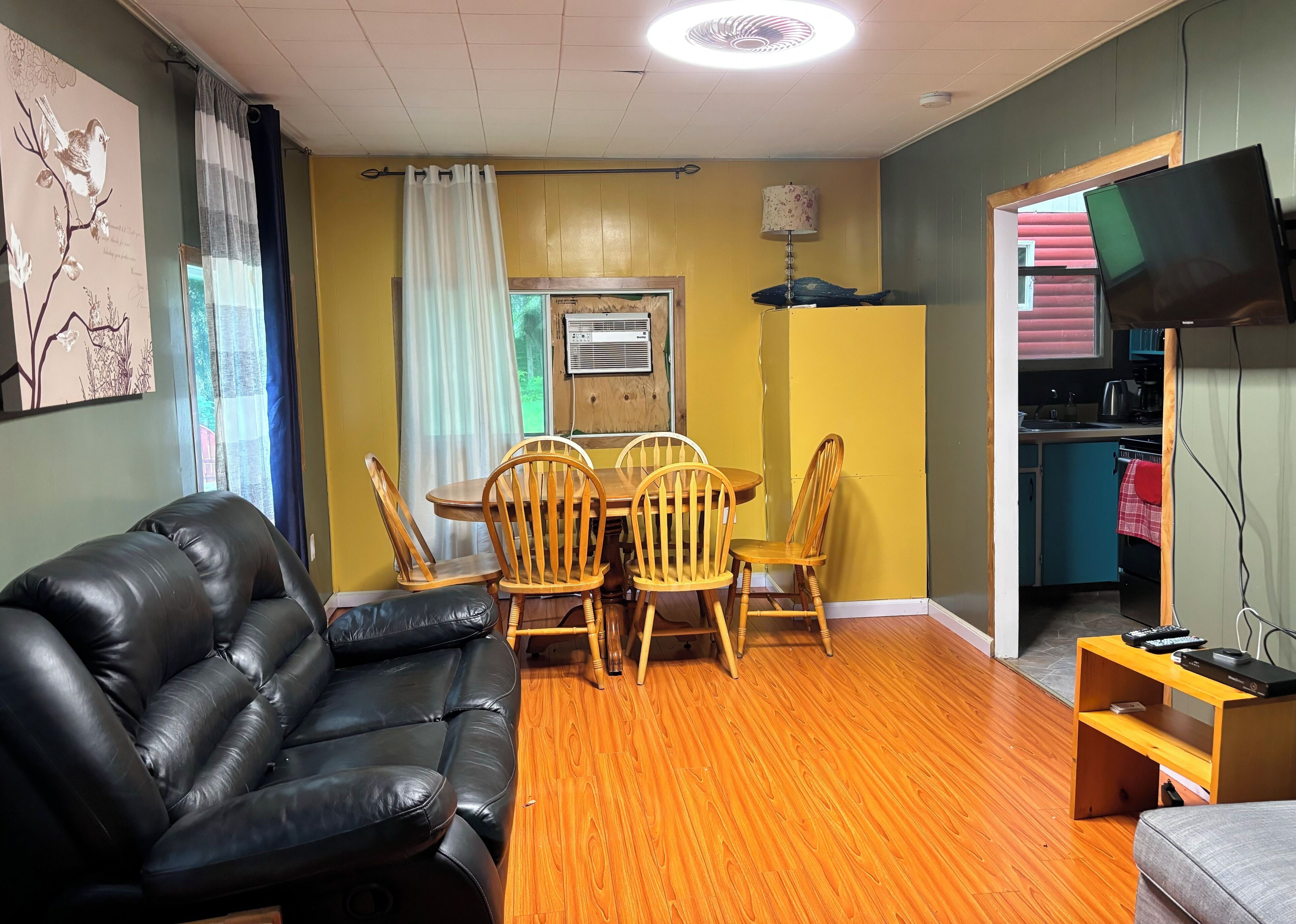 クラシック コテージ クイーンベッド 2 台 レイクビュー | リビング エリア | 薄型テレビ、DVD プレーヤー