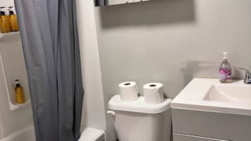 Cottage Klasik, 2 kamar tidur, pemandangan danau | Kamar mandi | Kombinasi shower/bathtub, handuk, sabun, dan sampo