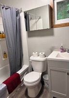 Casa de campo clássica, 2 quartos, vista para o lago | Banheiro | Chuveiro/banheira combinados, toalhas de banho, sabonete, shampoo