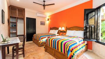 Kamar Double, pemandangan kebun | Brankas, meja kerja, ruang kerja ramah laptop, dan Wi-Fi gratis