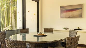 Deluxe House, Patio, Garden View | Dining room