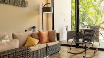 Maison Deluxe, patio, vue jardin | Salle de séjour | Télévision