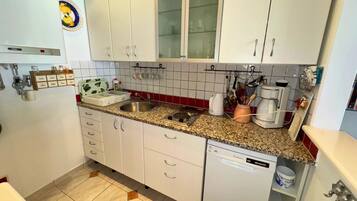 Fridge, stovetop, dishwasher