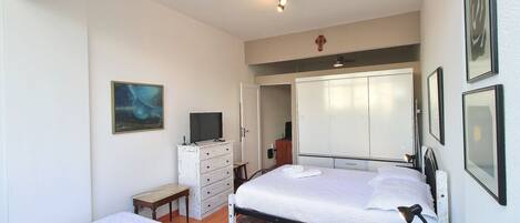 Rideaux occultants, fer et planche à repasser, Wi-Fi gratuit