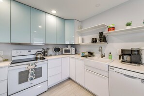 Réfrigérateur, micro-ondes, plaque de cuisson, lave-vaisselle