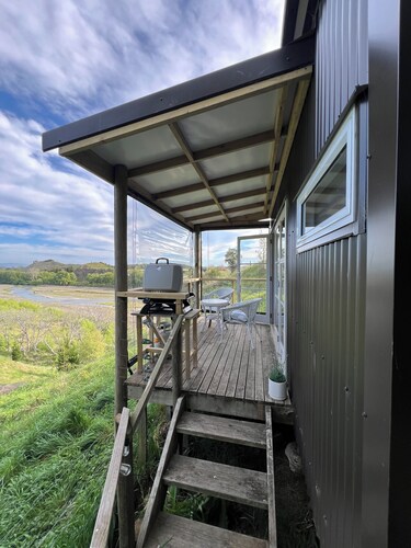 Quiet, private Cosy Cabin with en-suite. Access to bike paths, river and pub.