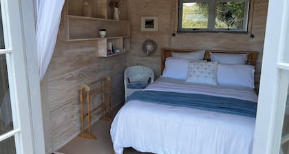 Quiet, private Cosy Cabin with en-suite. Access to bike paths, river and pub.