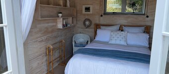 Quiet, private Cosy Cabin with en-suite. Access to bike paths, river and pub.