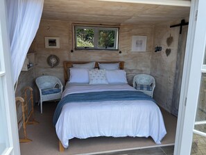 1 bedroom, bed sheets