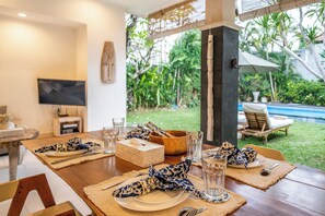 Casa, vista para a piscina | Sala de jantar