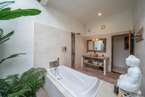 ハウス プールビュー | バスルーム | 個別の浴槽とシャワー、バスアメニティ (無料)、ヘアドライヤー、タオル