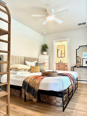 4 bedrooms, desk, iron/ironing board, WiFi - Fresh, fully designed architecturally drafted home (Jacksonville)