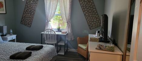 Iron/ironing board, WiFi, bed sheets