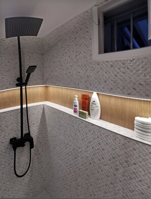 Douche, baignoire à remous, séchoir à cheveux, bidet