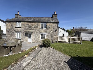 Outdoor dining - 3 Double Bed Character Cottage in Quiet Hamlet (Tregoodwell)