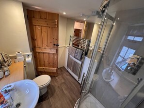 Towels - 3 Double Bed Character Cottage in Quiet Hamlet (Tregoodwell)