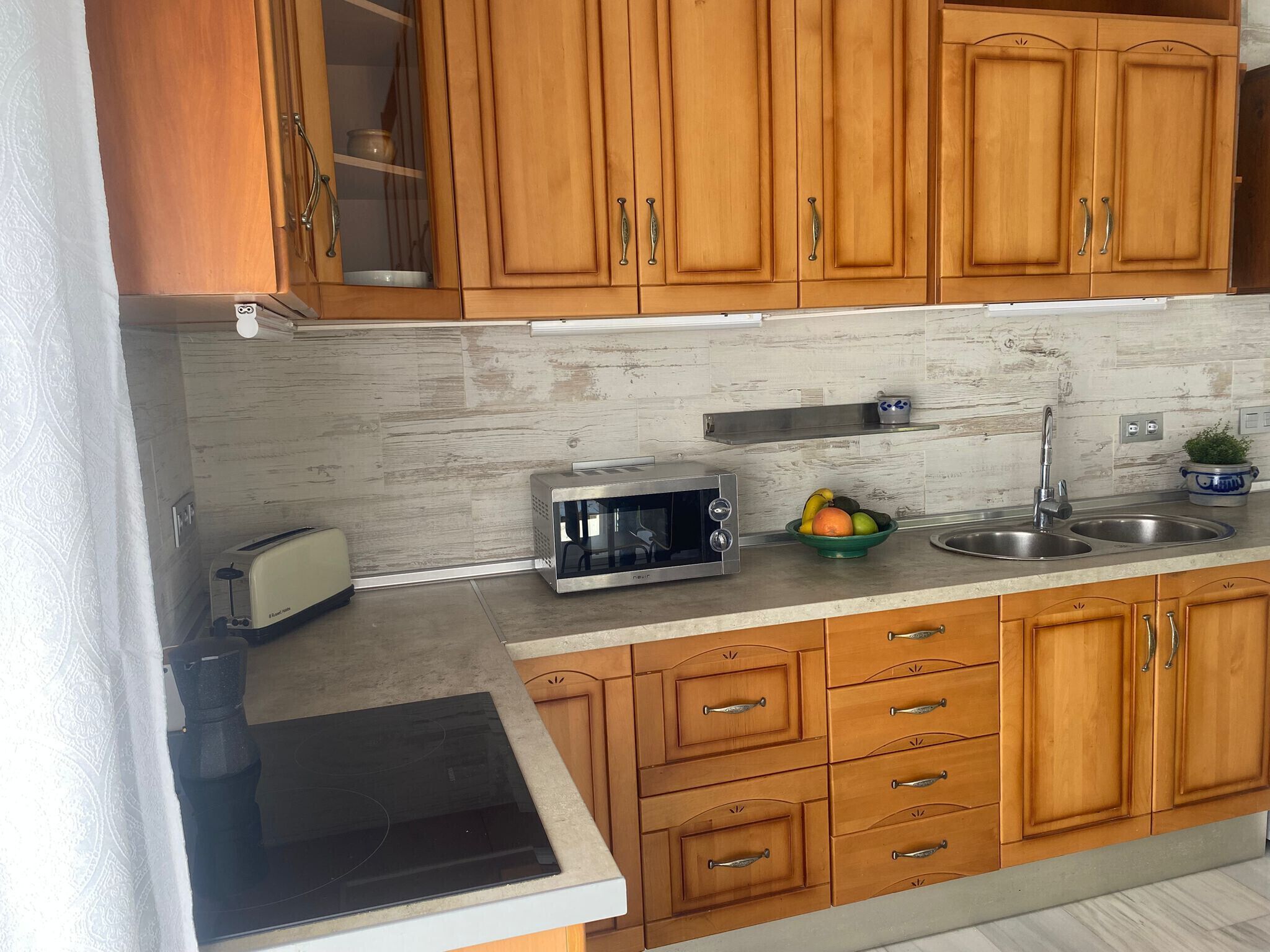 Fridge, microwave, oven, coffee/tea maker