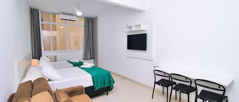 Cortinas blackout, tabla de planchar con plancha y wifi gratis