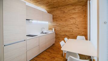 Refrigerador, microondas, parrilla de estufa y cafetera y tetera