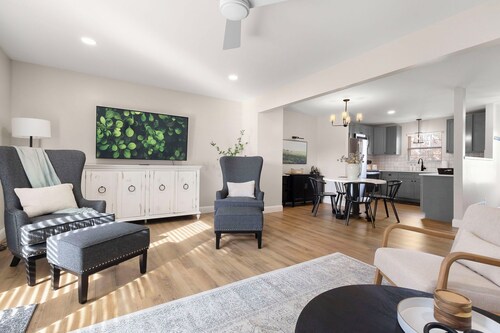 Bring Everyone // NEW 5BR Townhome Designed for Groups //  Home Base near ND