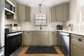 Kjøleskap, mikrobølgeovn, ovn og kokeplater