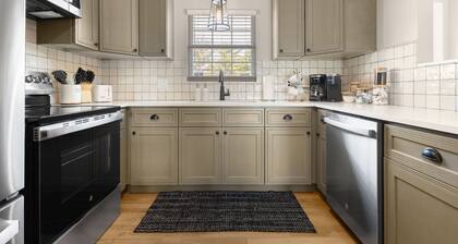 5-Star 5BR Townhome 1.5 Miles to ND --> Modern + Clean --> Perfect for Groups