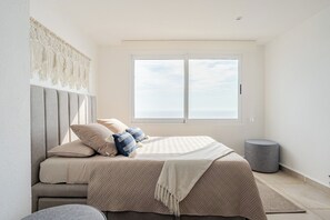 3 habitaciones, escritorio, tabla de planchar con plancha y wifi gratis
