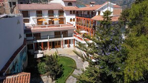 A multi-story building with balconies, a courtyard, and a view of the surrounding landscape. - San Sebastian Hotel Boutique (Huaraz)