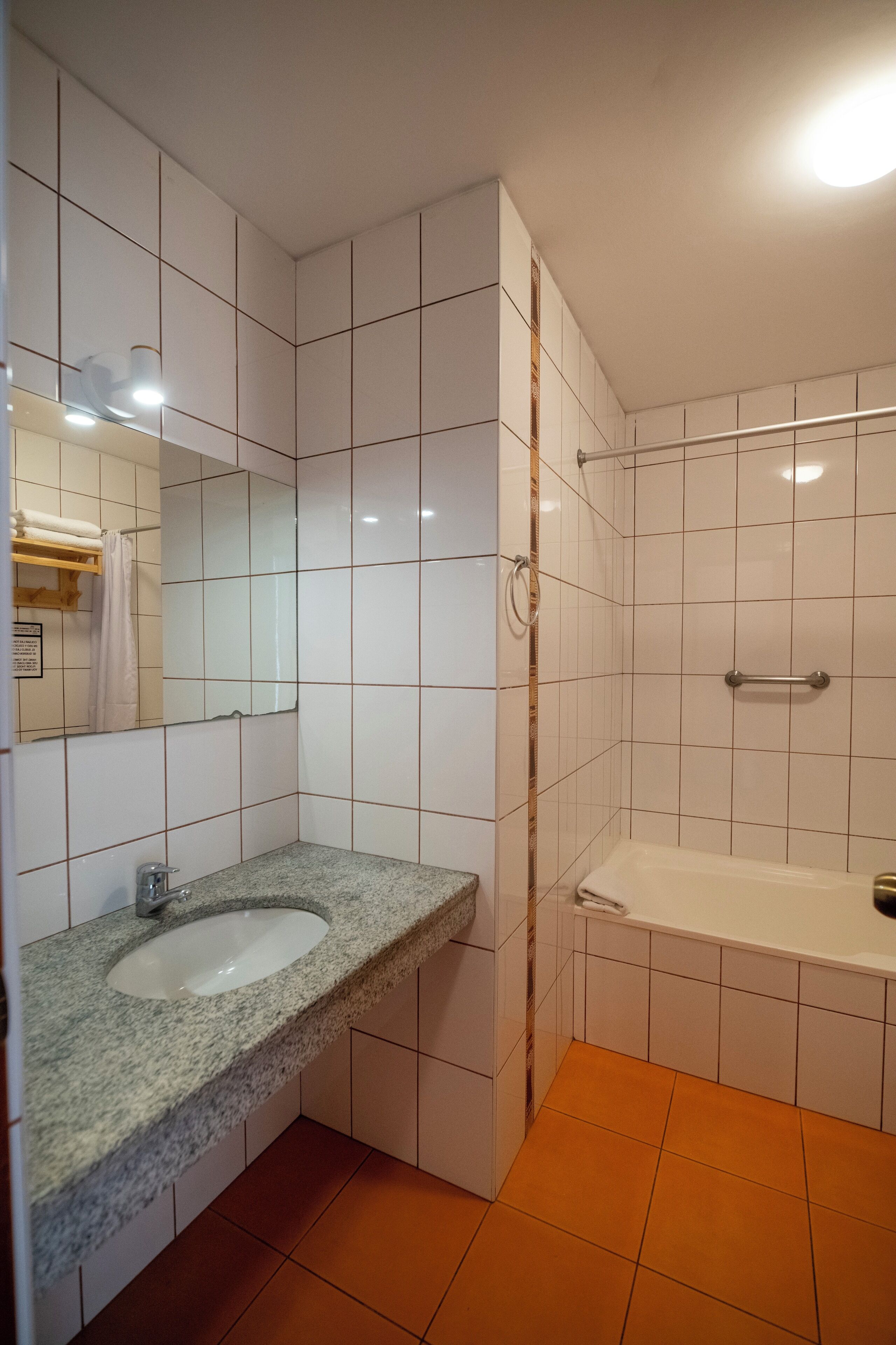 Quarto duplo standard | Banheiro | Sabonete, papel higiênico